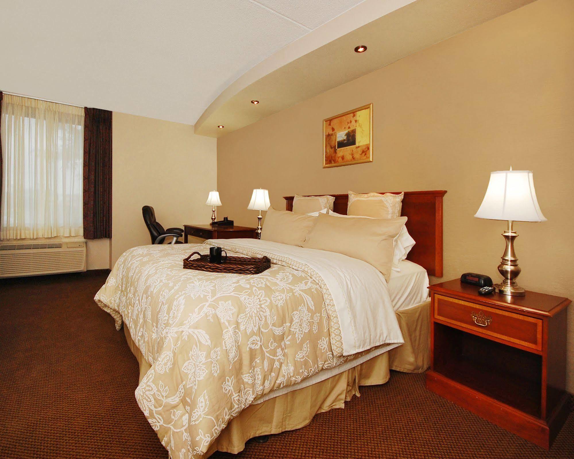 הגרסטאון Plaza Inn & Suites מראה חיצוני תמונה